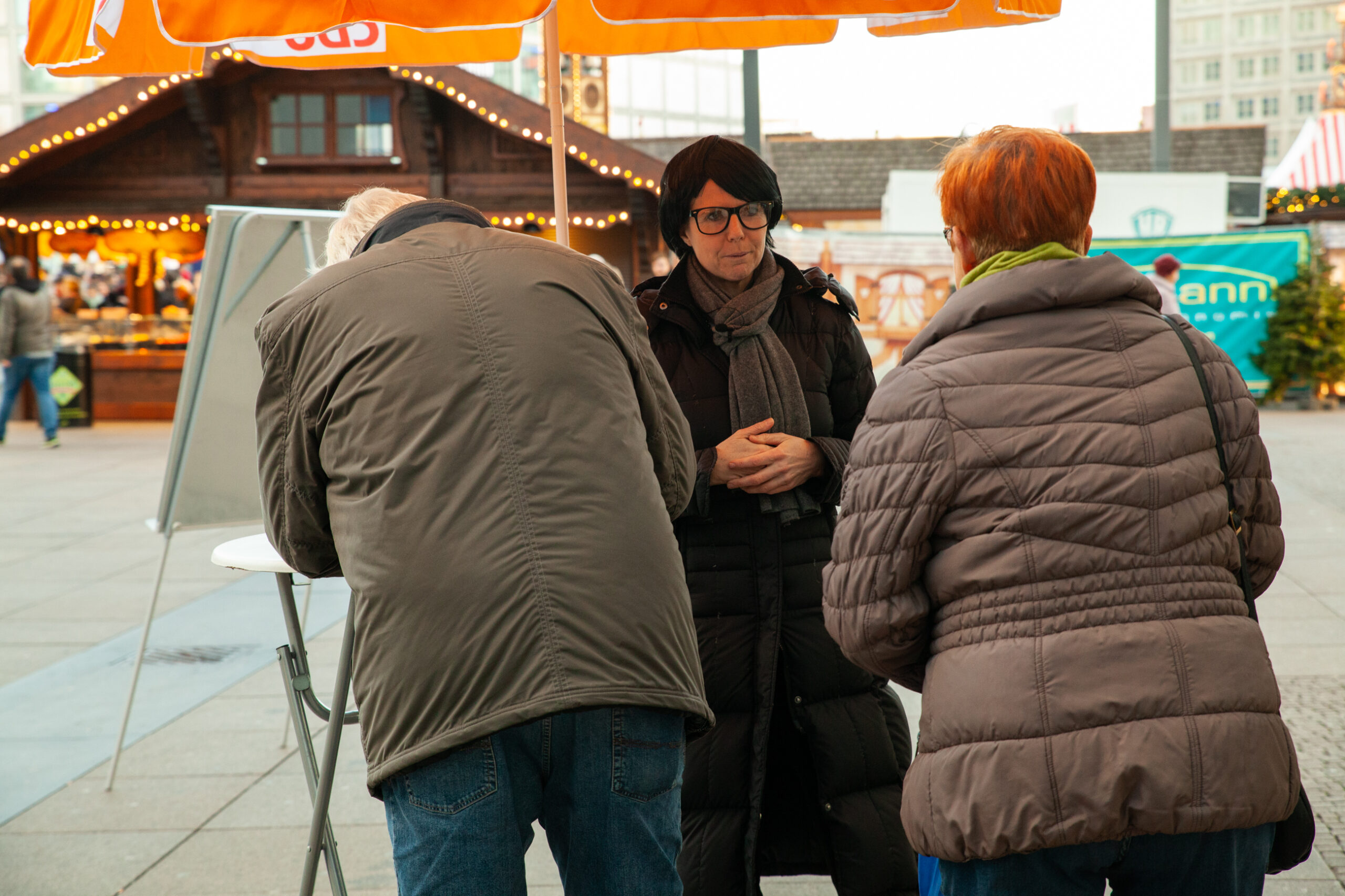 Zwei Bürger unterschreiben unsere Liste