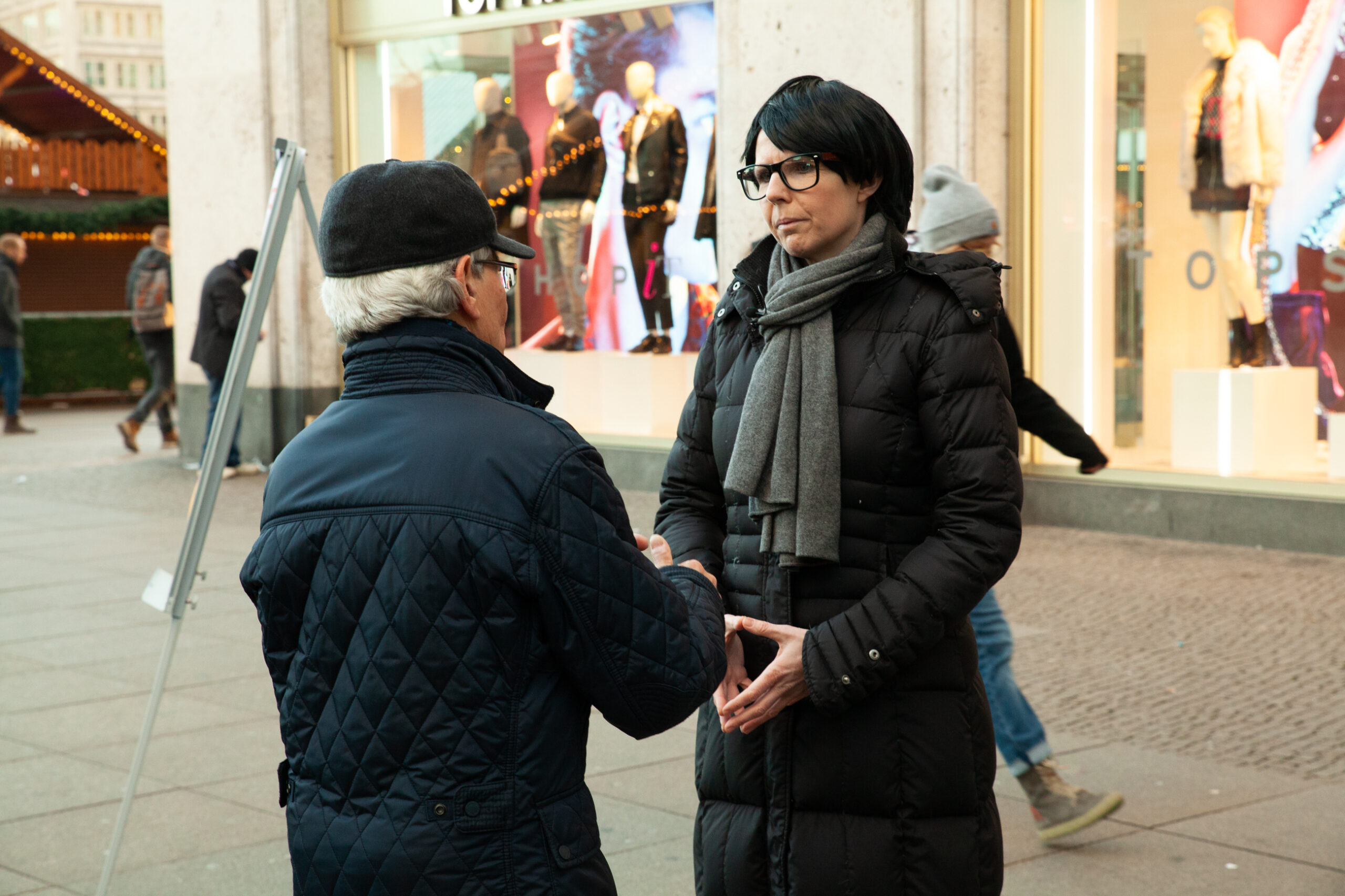 Unsere falsche AKK im Gespräch mit einem älteren Herren