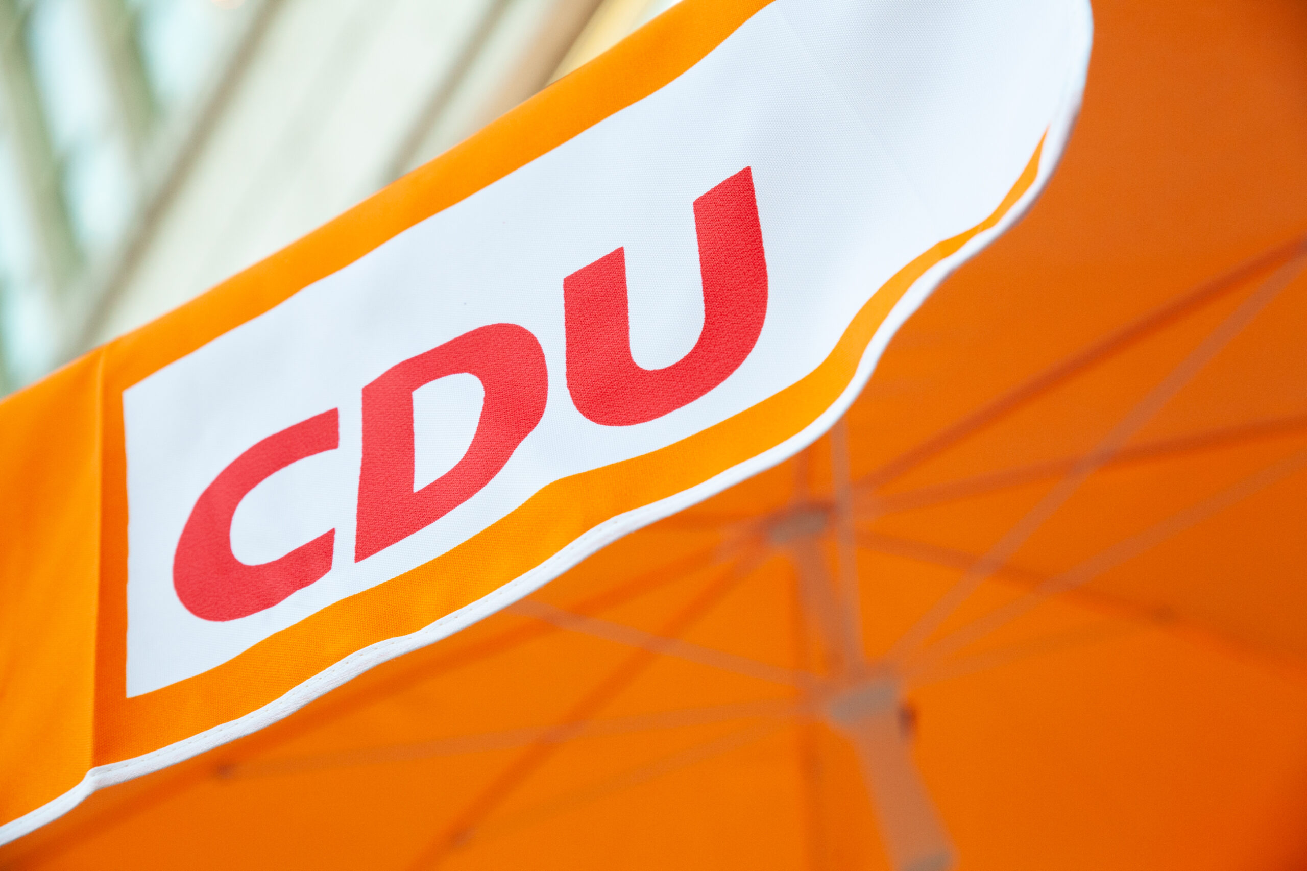 Eine Nahaufnahme des CDU-Logos auf unserem Sonnenschirm