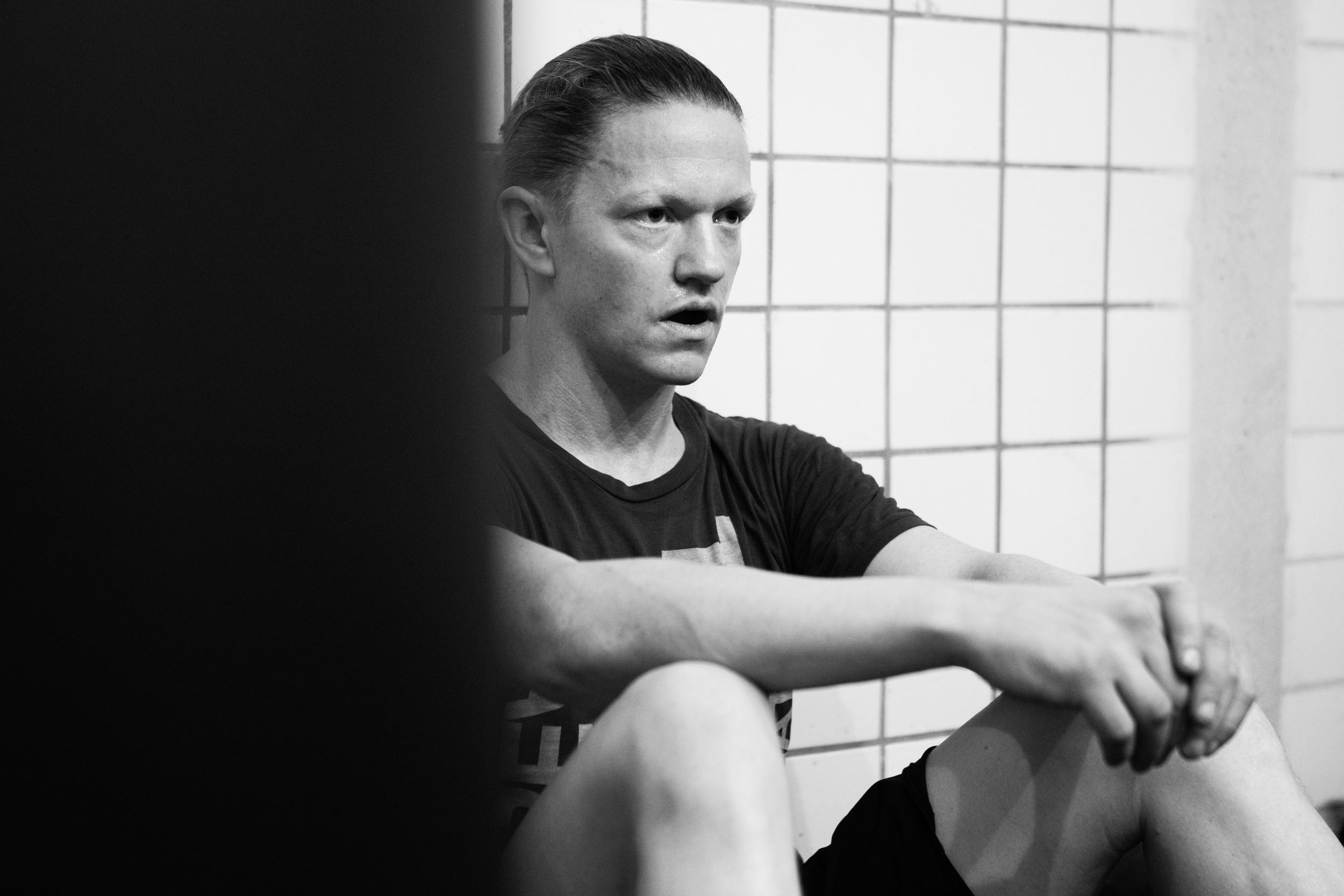 Anders Bøtter sidder op af væggen og puster ud.