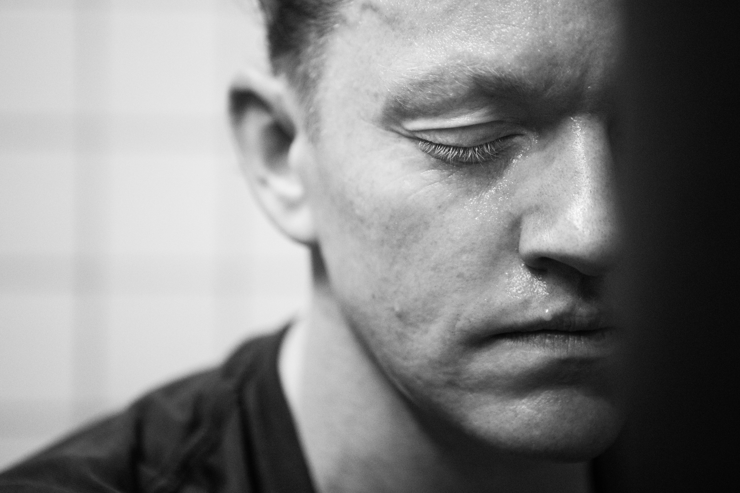 Anders Bøtter sidder med lukkede øjne.