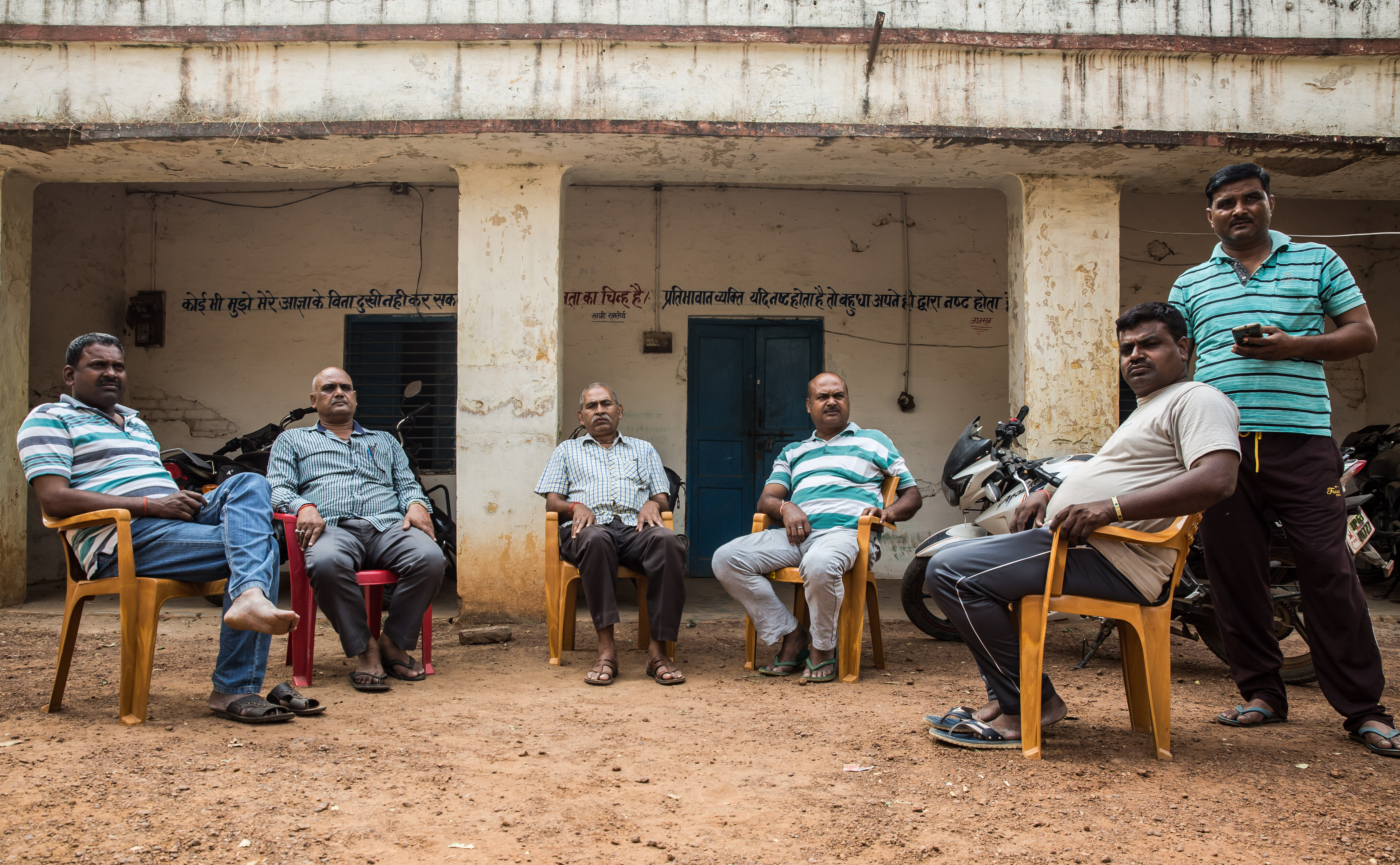 1544440199564-mirzapur-cops-2