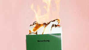 Brennende Bewerbungsmappe