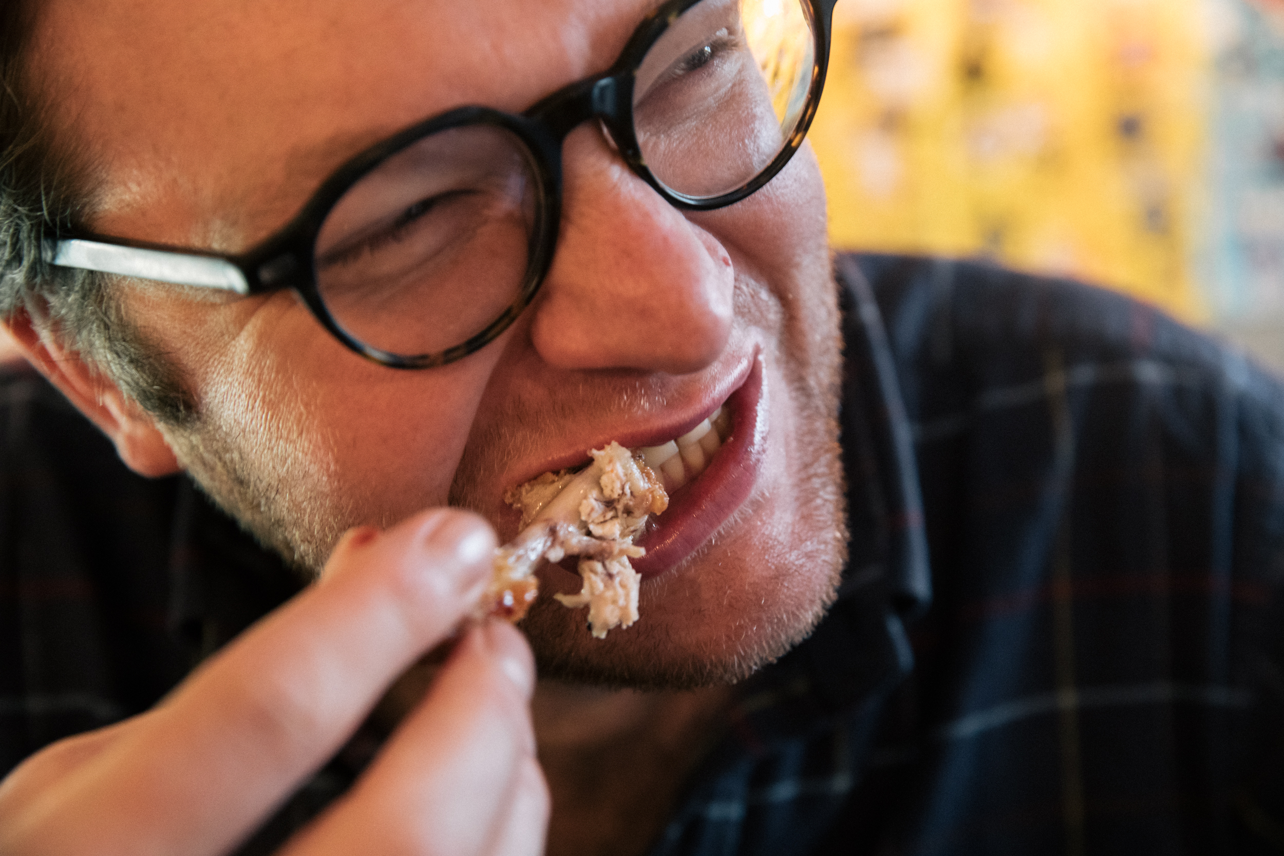 Der Autor beim Essen eines Chicken Wings