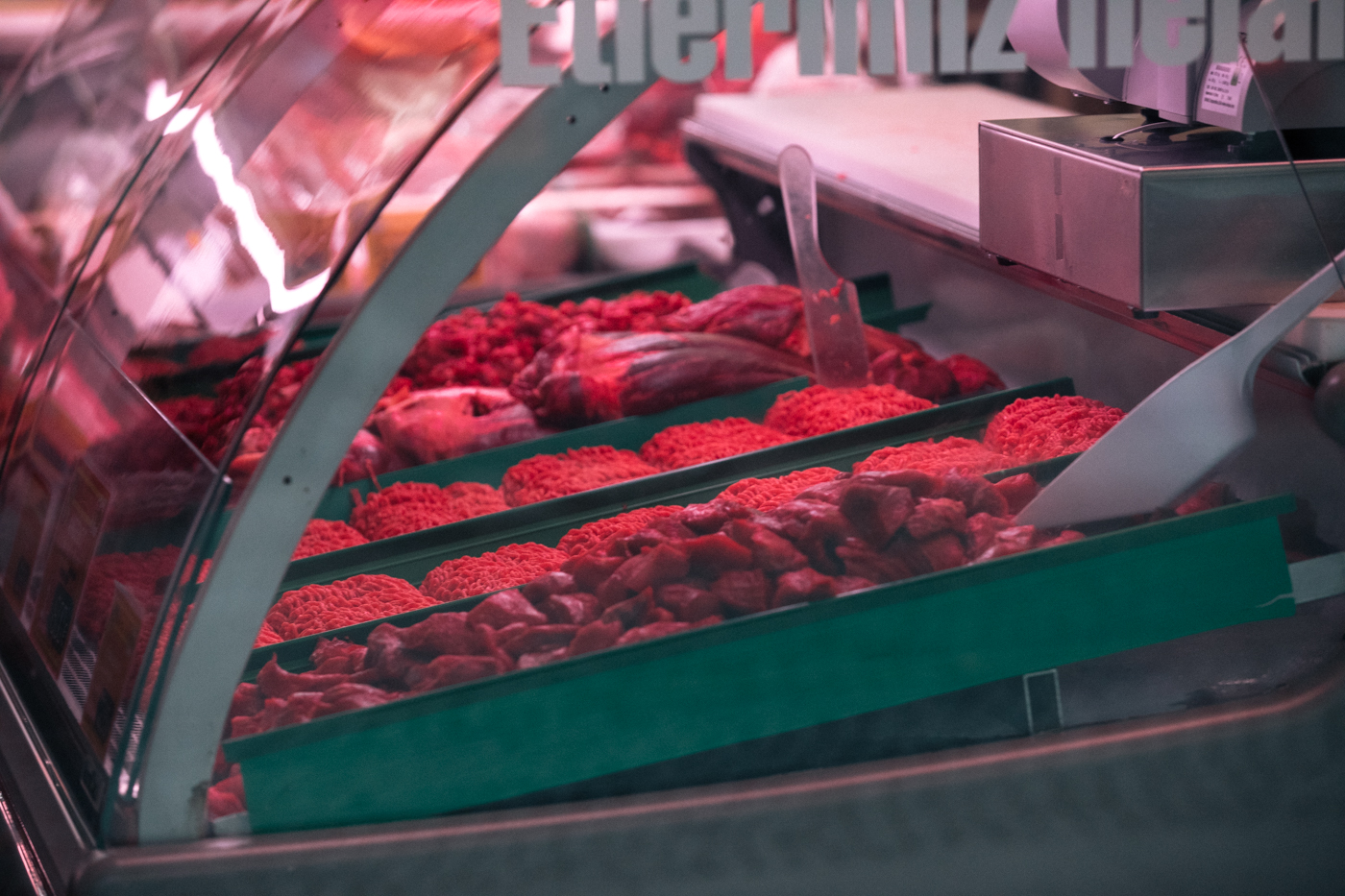 Die Auslage eines Fleischers in Kreuzberg