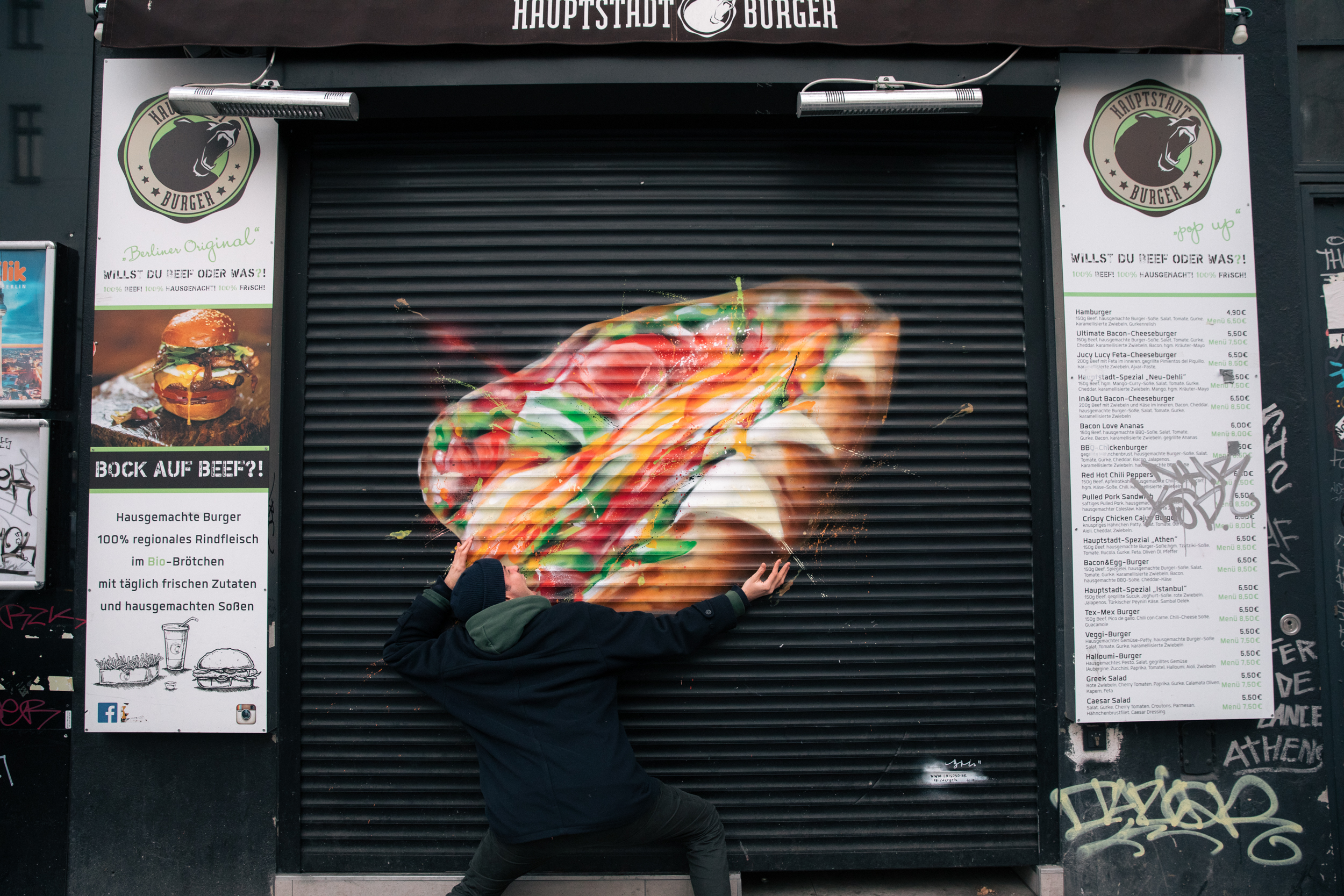 Grey versucht, ein aufgemaltes Sandwich zu essen, der Depp