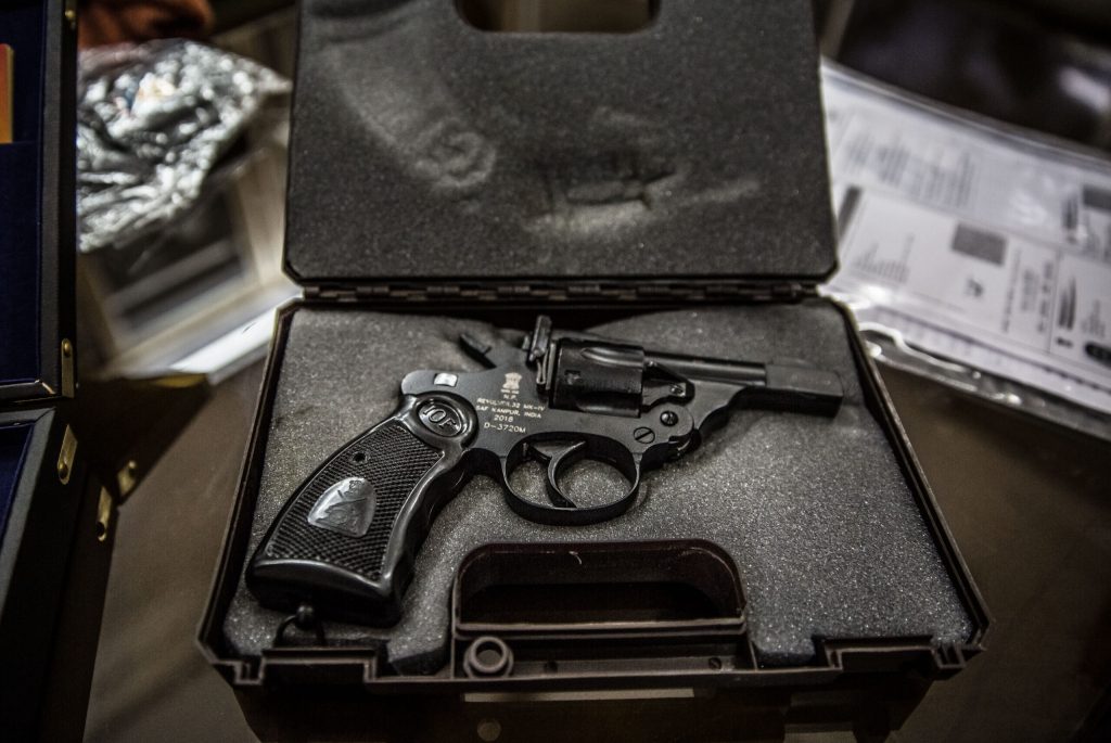 revólver en una caja