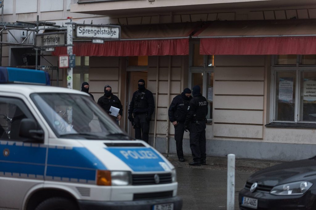 Einsatzkräfte stehen vor den Räumen der As-Sahaba-Moschee in Berlin Wedding