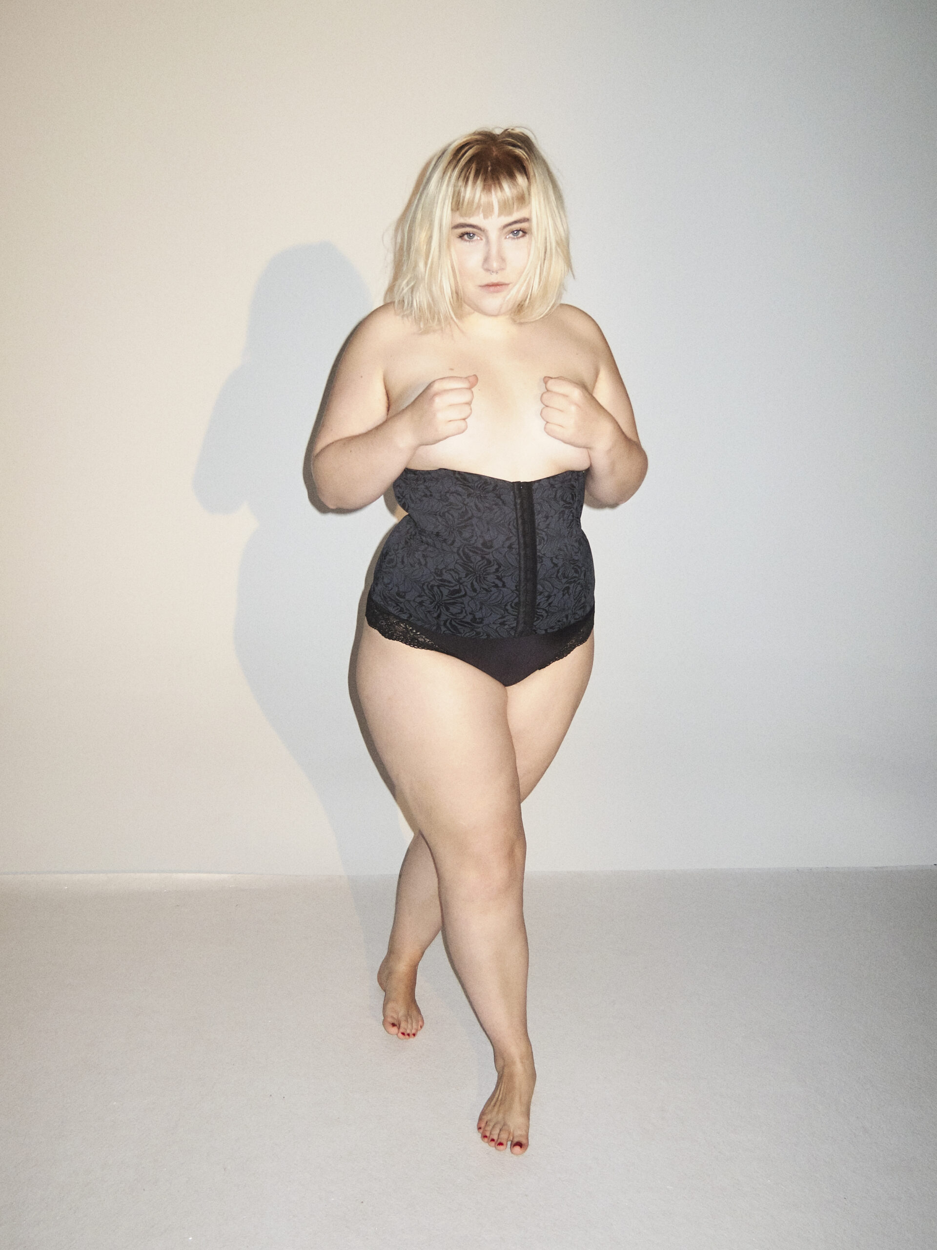 Mit “waist-snipper”-taljekorset fra Min Hemmelighed føles, som om nogen krammer mig for aldrig at give slip. Til gengæld ser min talje fantastisk ud. Det er en fair byttehandel.