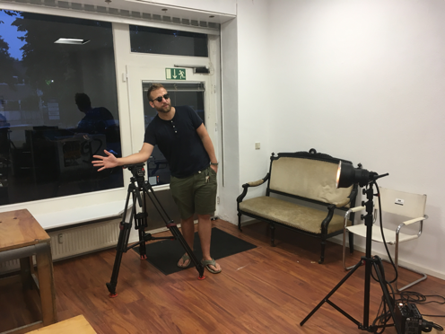 Die beiden Sicherheitsforscher fotografieren ihre Hände für ihren Angriff auf die Venenerkennung von Fujitsu und Hitachi