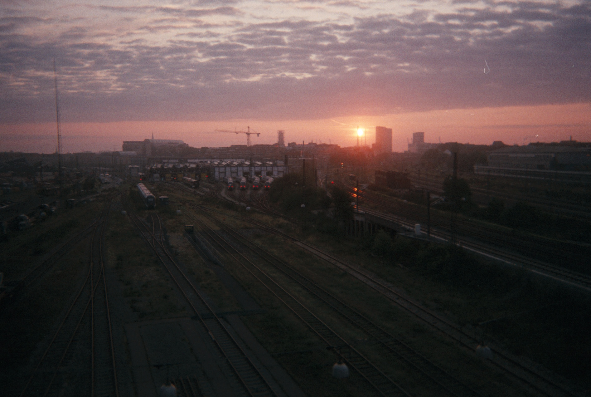 Solnedgang over togskinnerne ved Aarhus Banegård