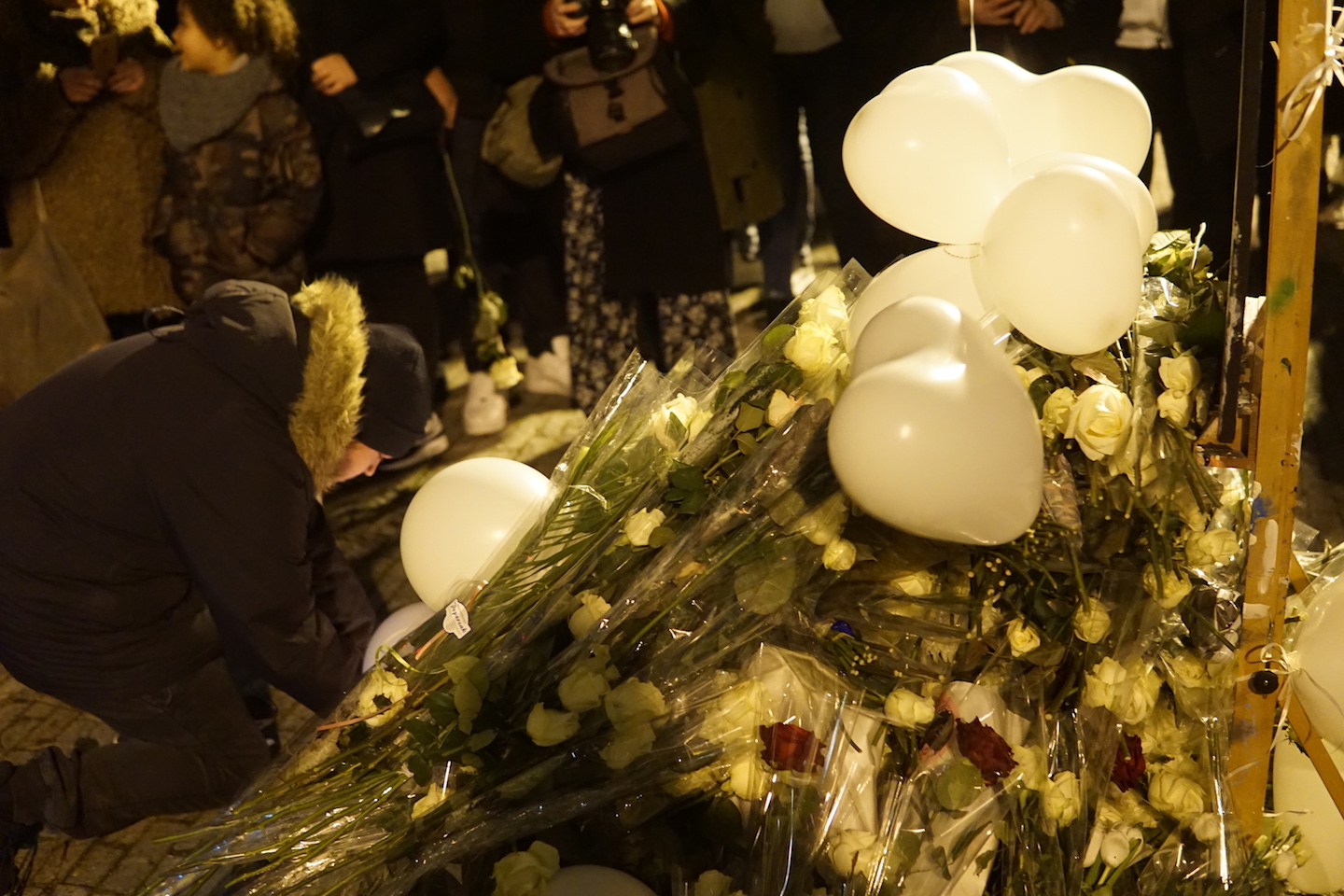 Bloemen en ballonnen ter herdenking