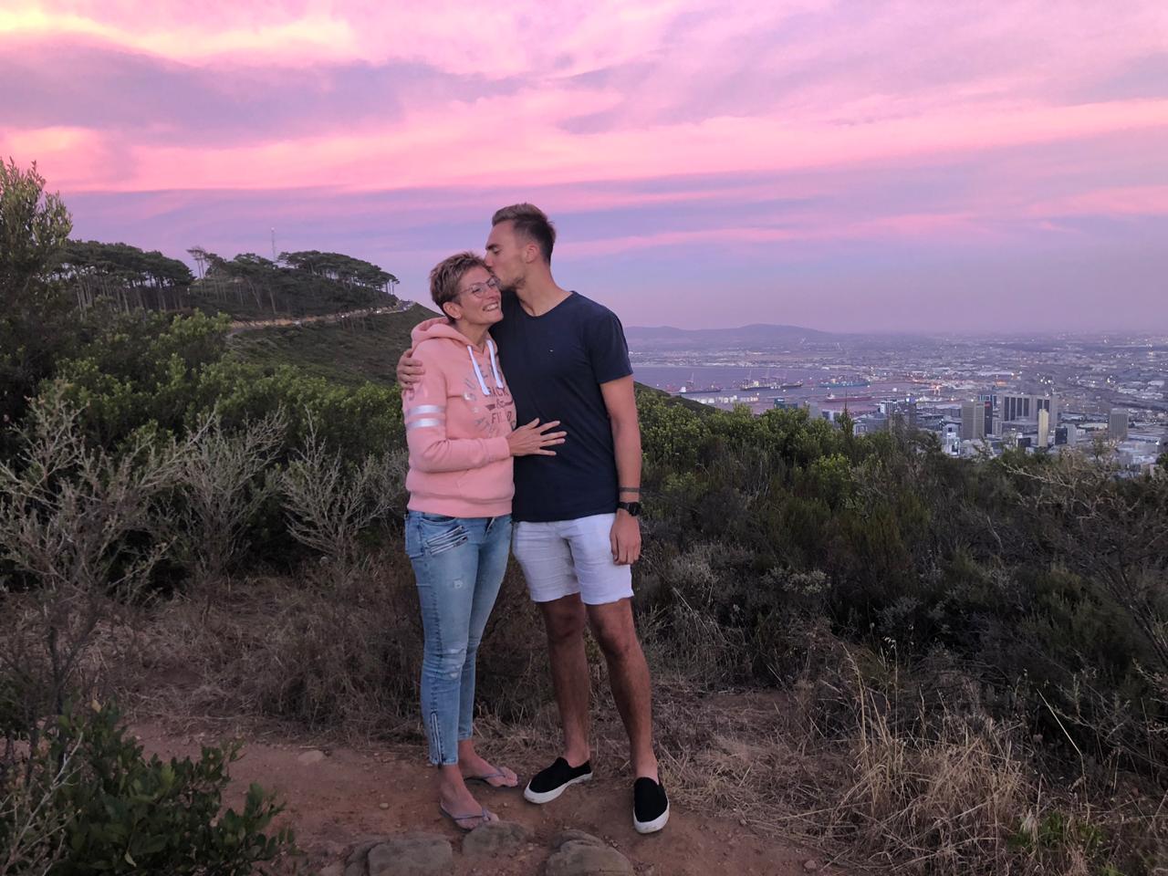 Peter Leeuwenburgh en zijn moeder.