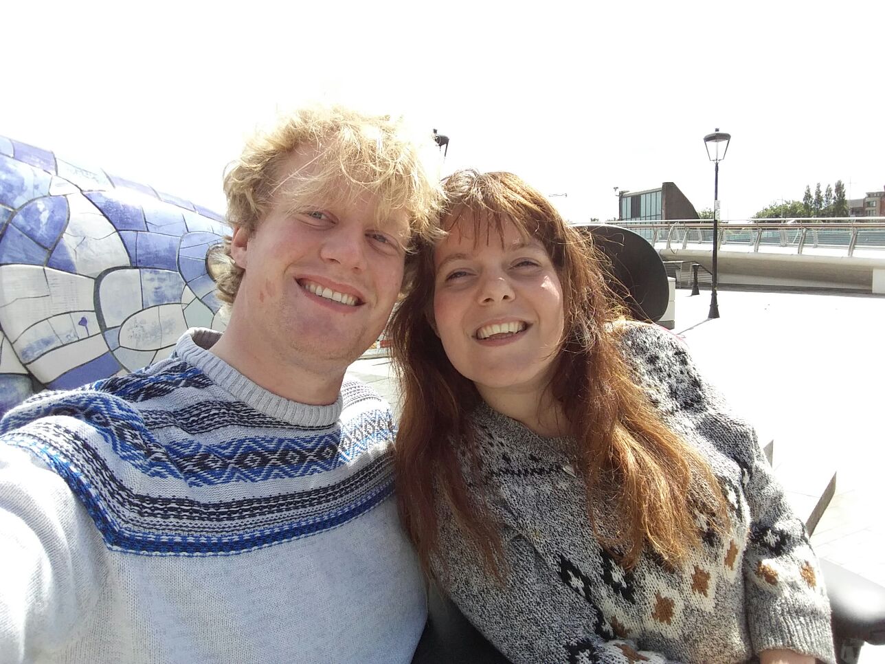 Amber woont in Tilburg en Jos in Terneuzen. Ze zijn recent getrouwd.