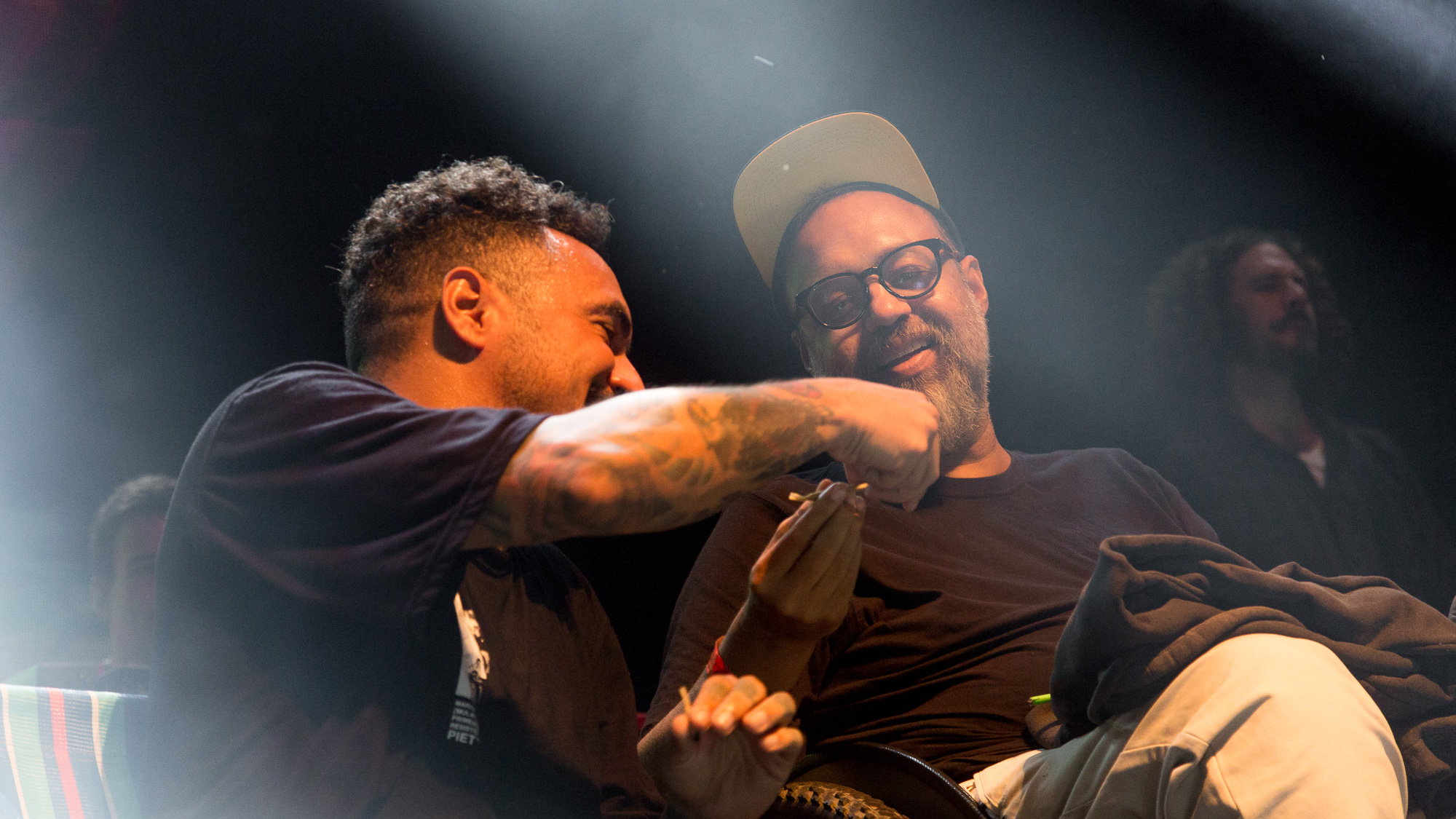 Marcelo Yuka e Marcelo D2 dividindo um beck no evento Marielle Gigante no Circo Voador em 2018. Foto: Matias Maxx