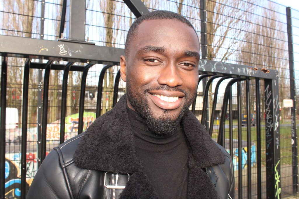 Kevin Tano op een voetbalpleintje in Amsterdam Zuidoost.