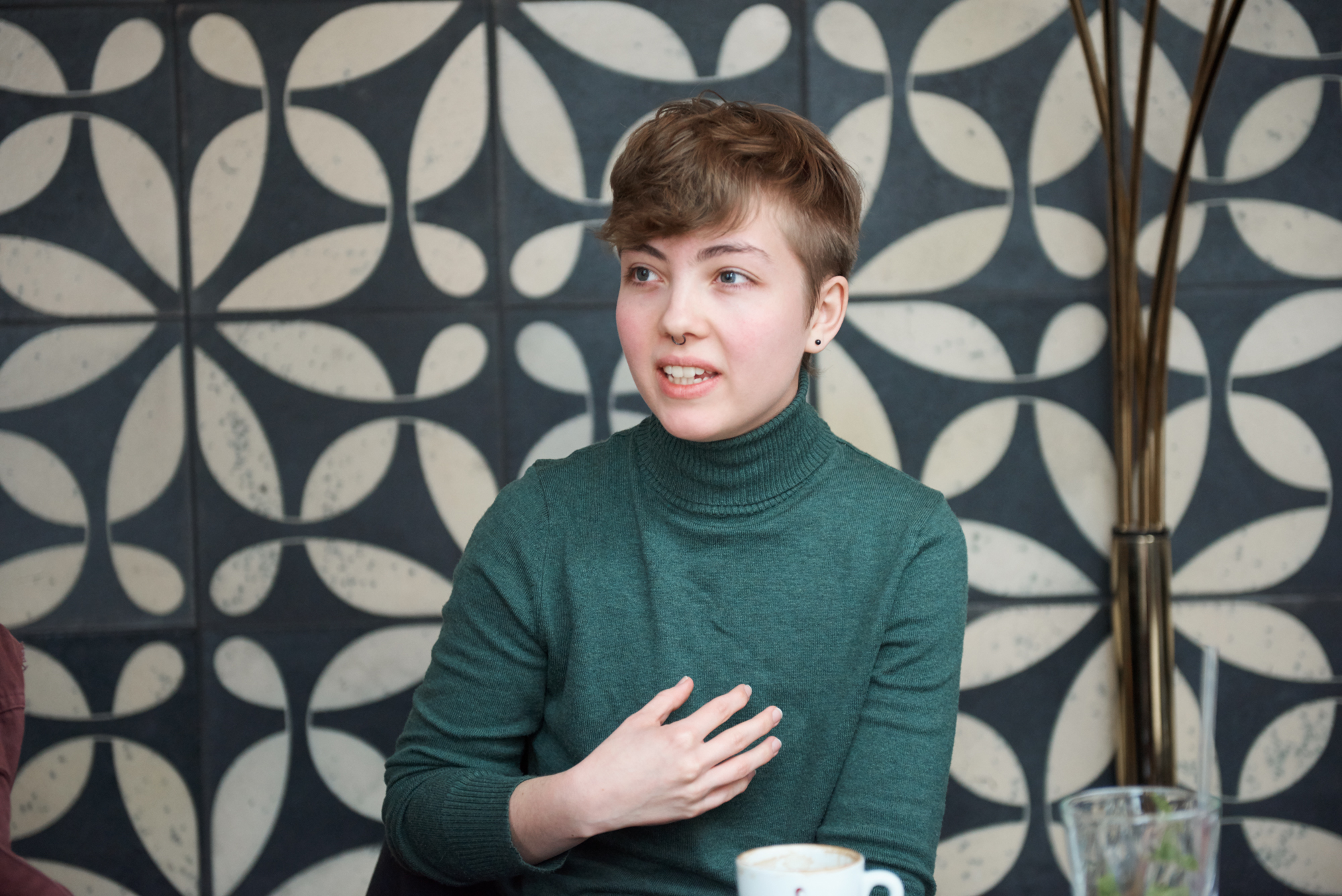 Lou schaut Sascha an