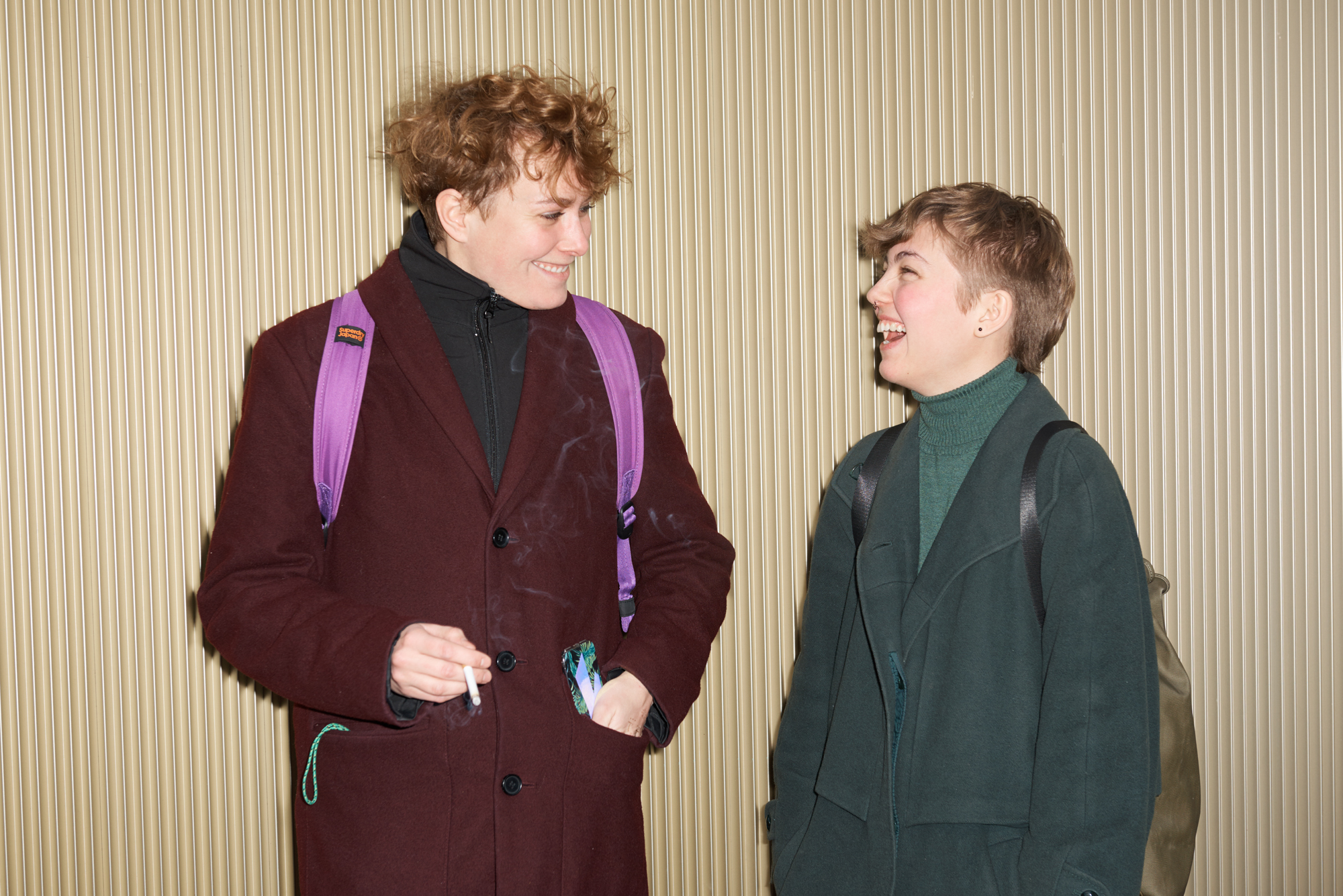 Sascha und Lou lachen sich an