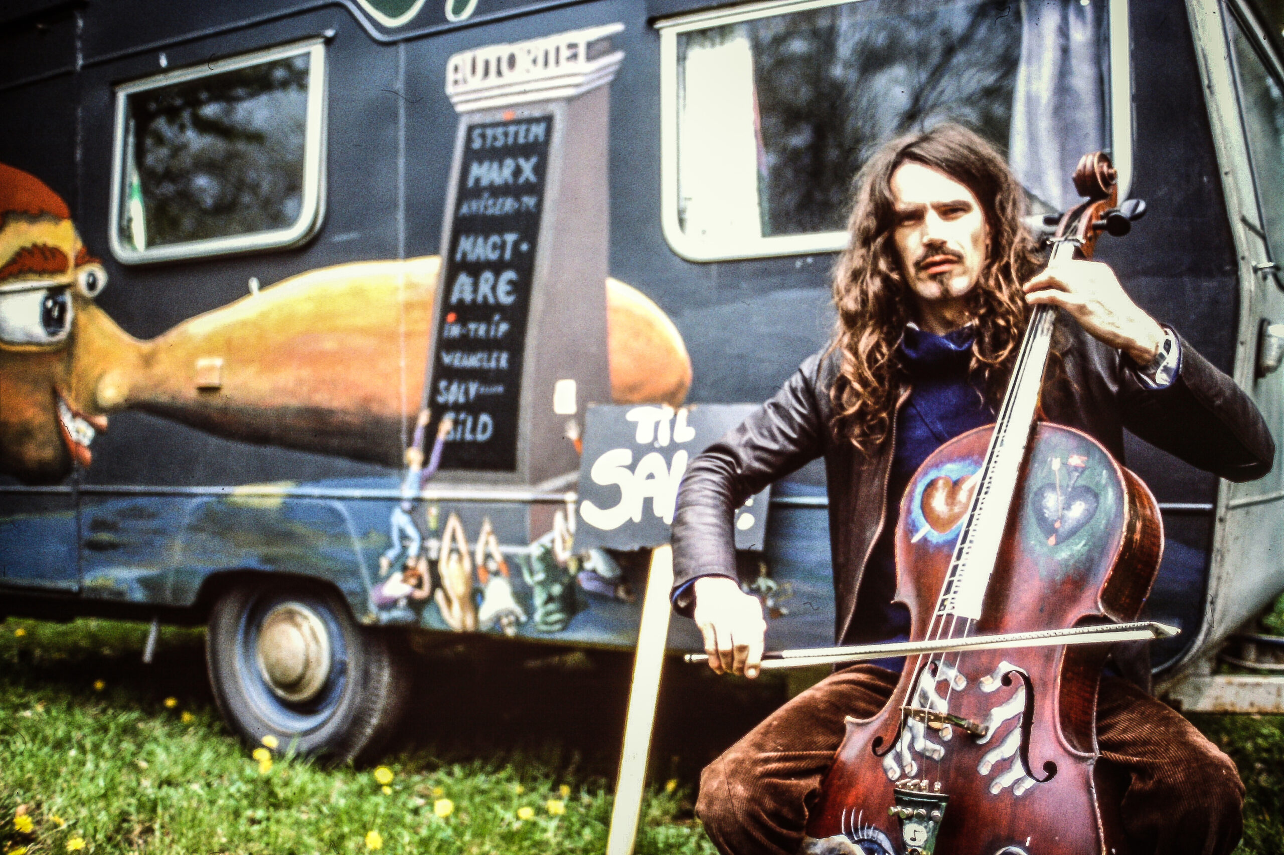 TømrerClaus med sin cello