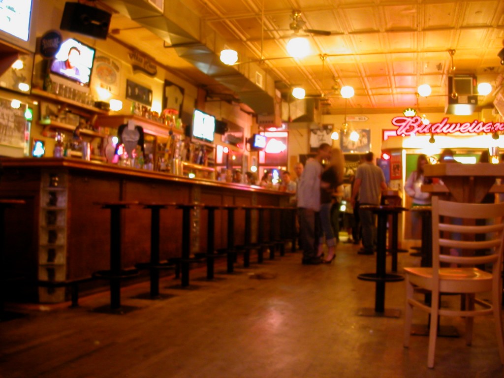 Ein Pärchen beim Rummachen in einer fast leeren Bar