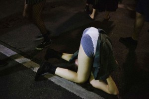 homem mascarado dobrado no chão