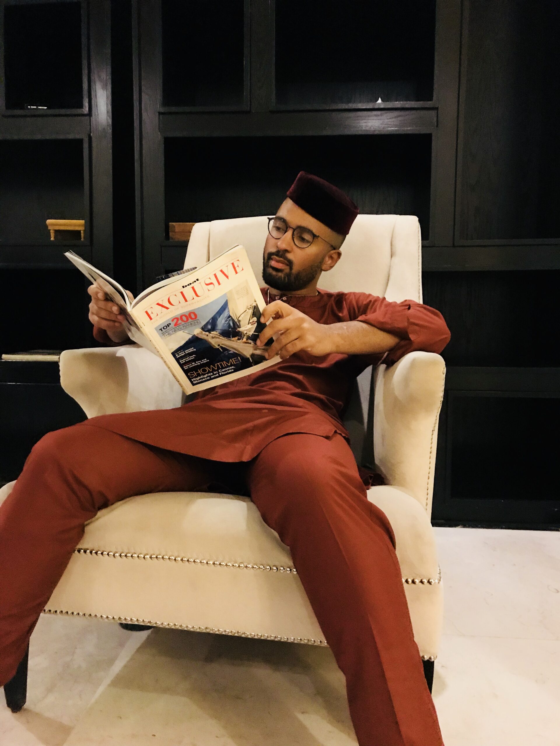 Malcolm liest Zeitung