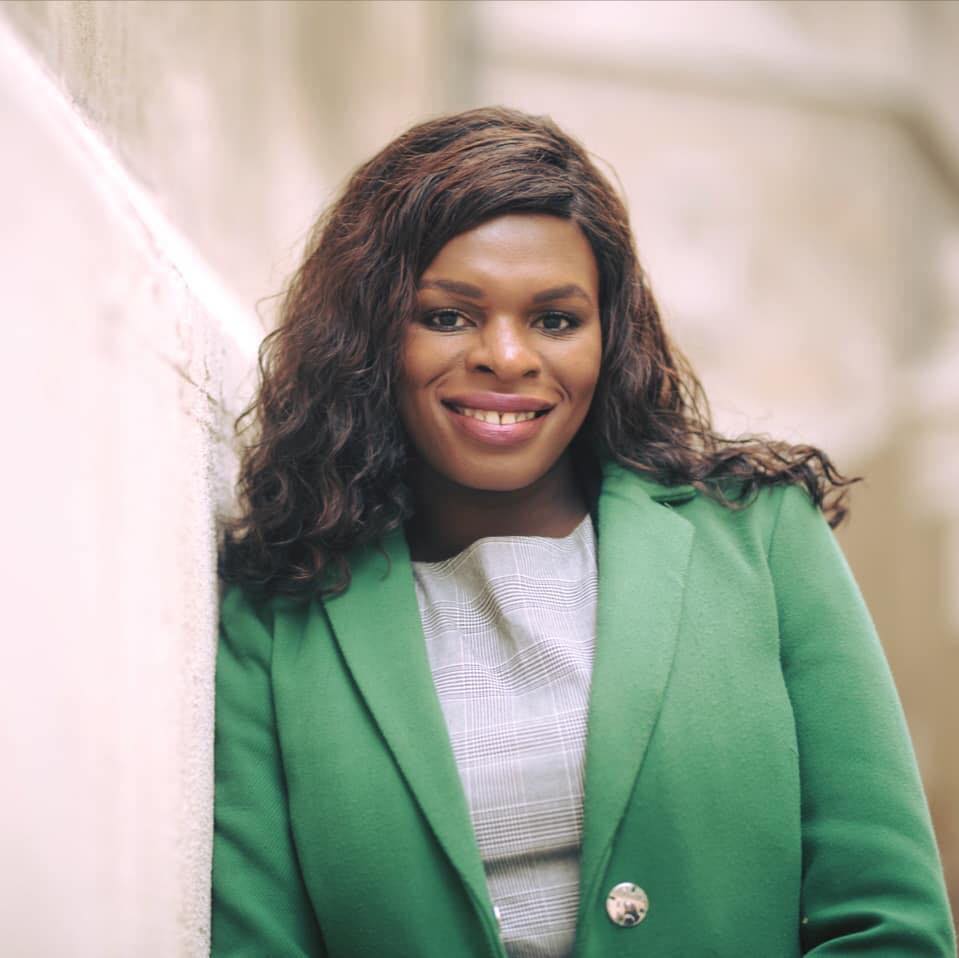 Mireille lehnt an der Wand