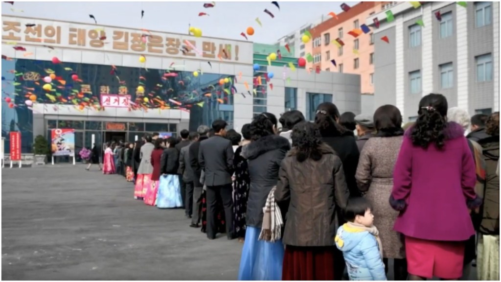 Warga Korut mengantre sebelum memberikan suara dalam pemilu lima tahun sekali