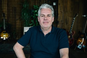 Thomas Acda voor Noisey