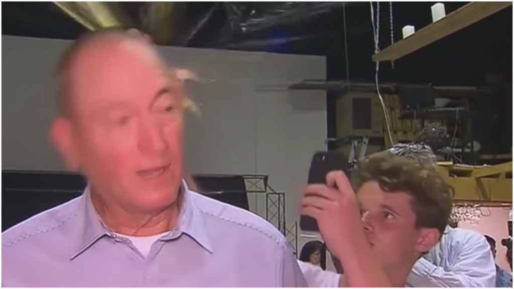 ‘Egg Boy’ yang Pecahkan Telur di Kepala Senator Pembenci Muslim Akhirnya Mau Diwawancarai