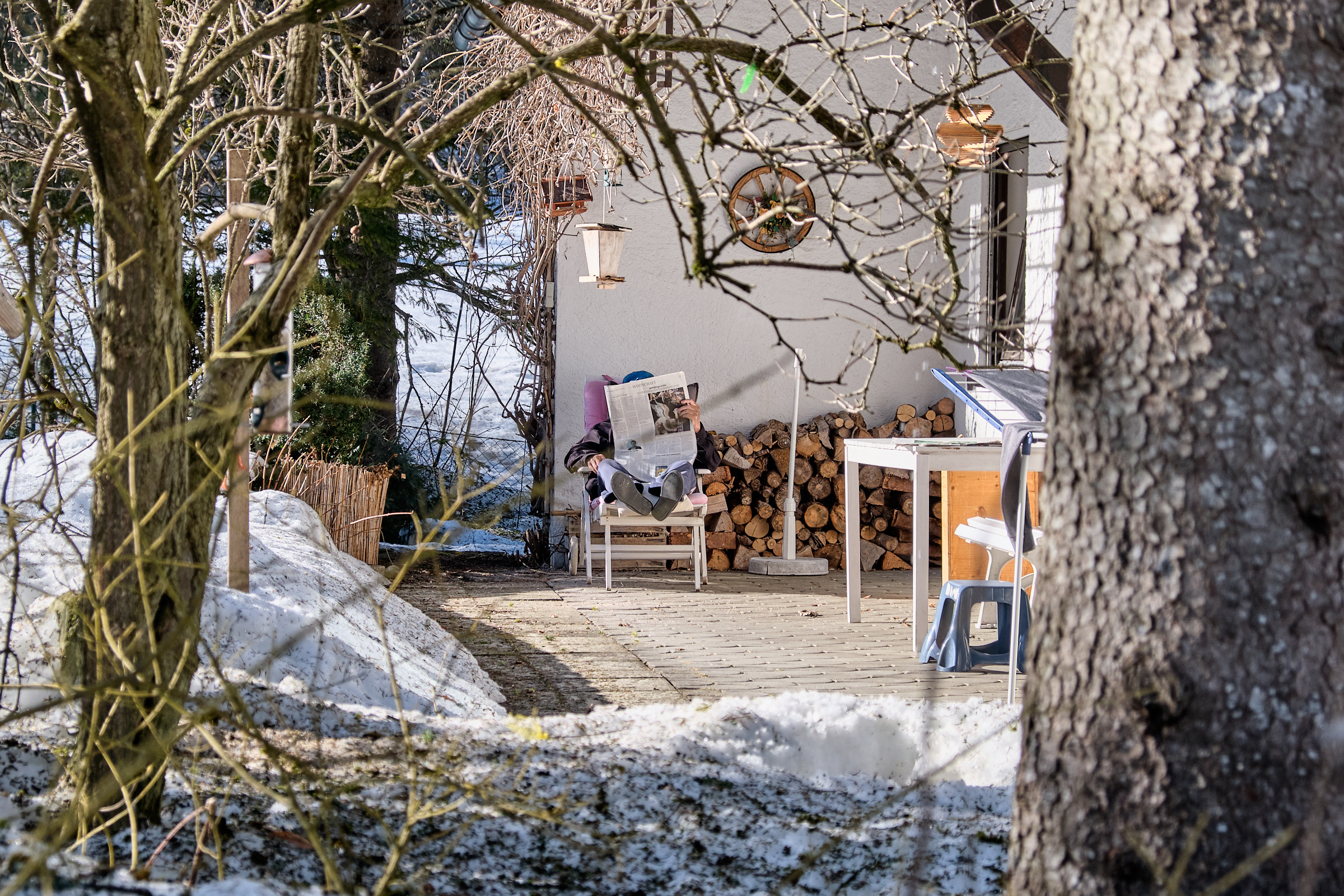 Zeitungsleser in Graswang