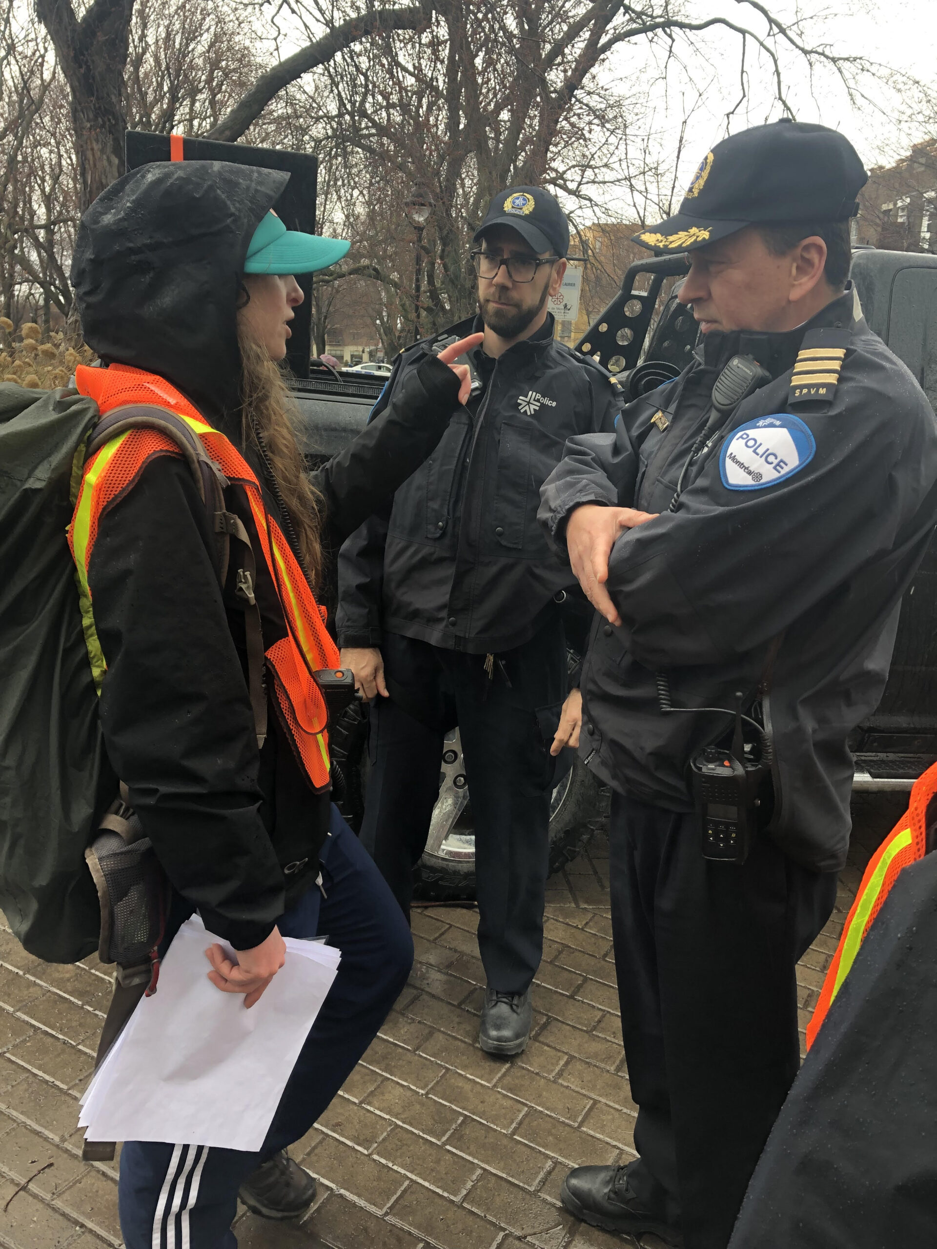 1556416328030-police