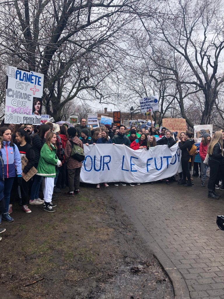 Plusieurs milliers de personnes dans la rue pour le climat à Montréal