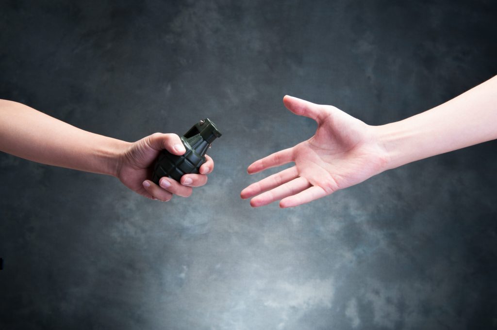 Hombre hace estallar bomba suicida mientras abraza a su amada