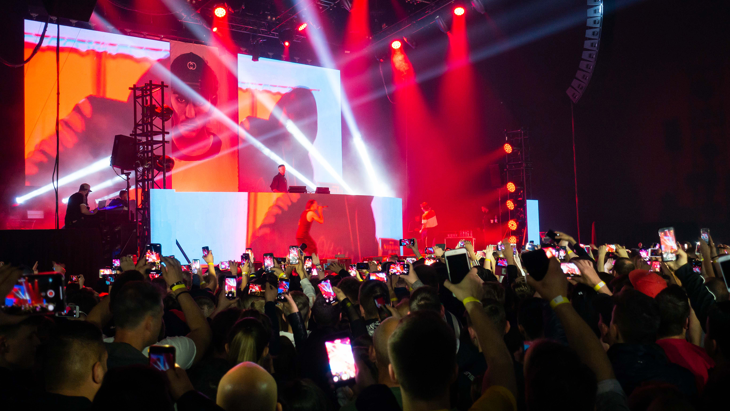 Capital Bra Fans mit ihren Handys