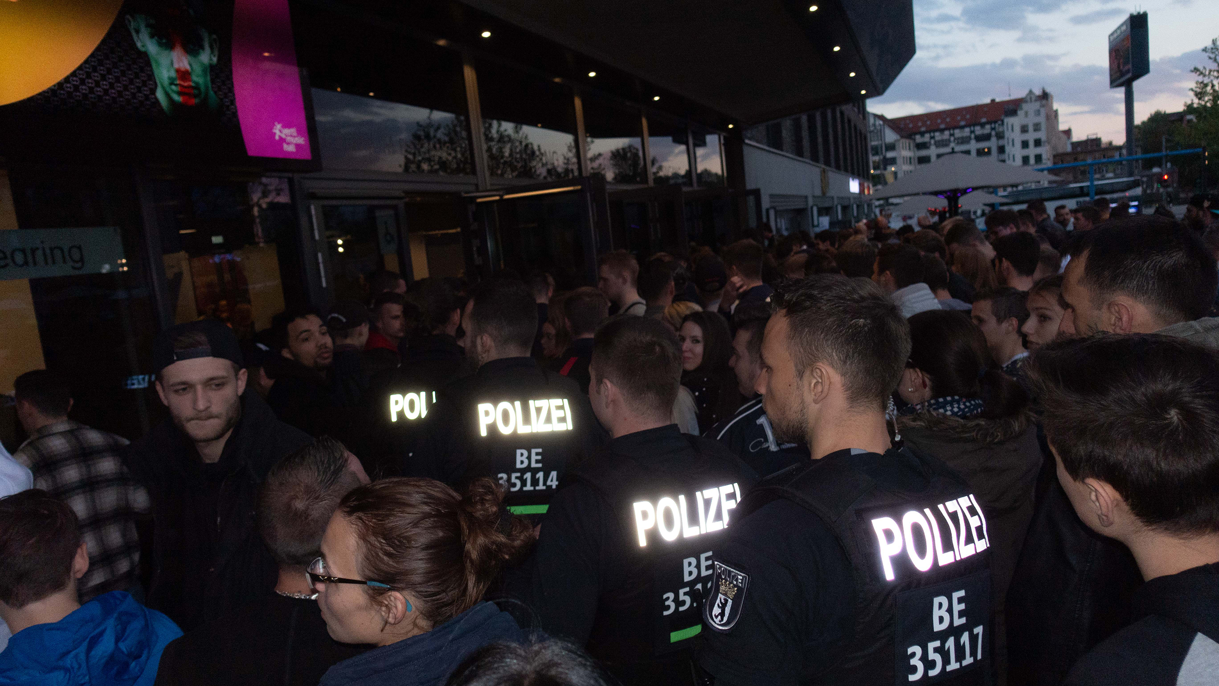 Polizeibeamte auf dem Capital Bra Konzert