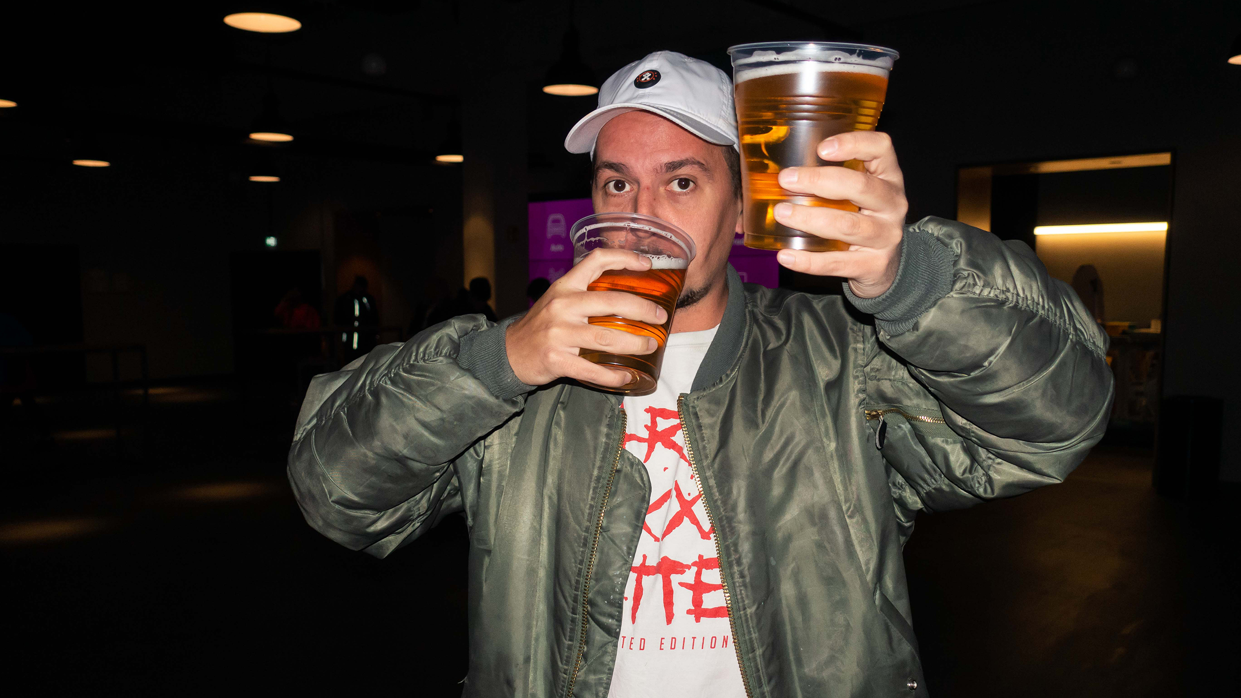 Der Autor mit zwei Bieren