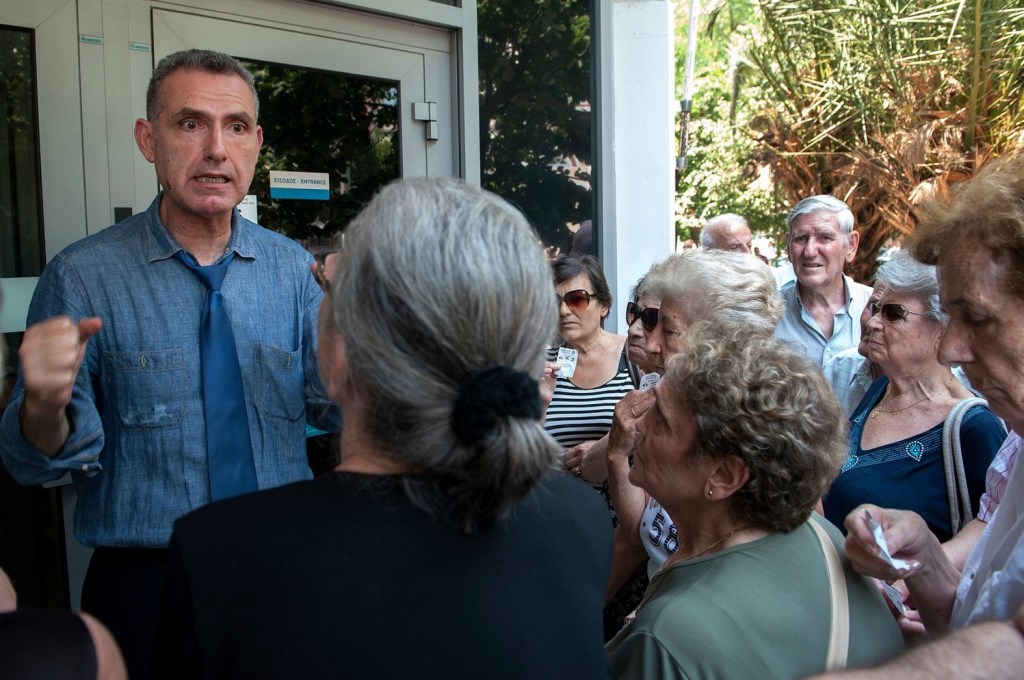 ypallilos-trapezas-capital-controls-body-image-1436516618