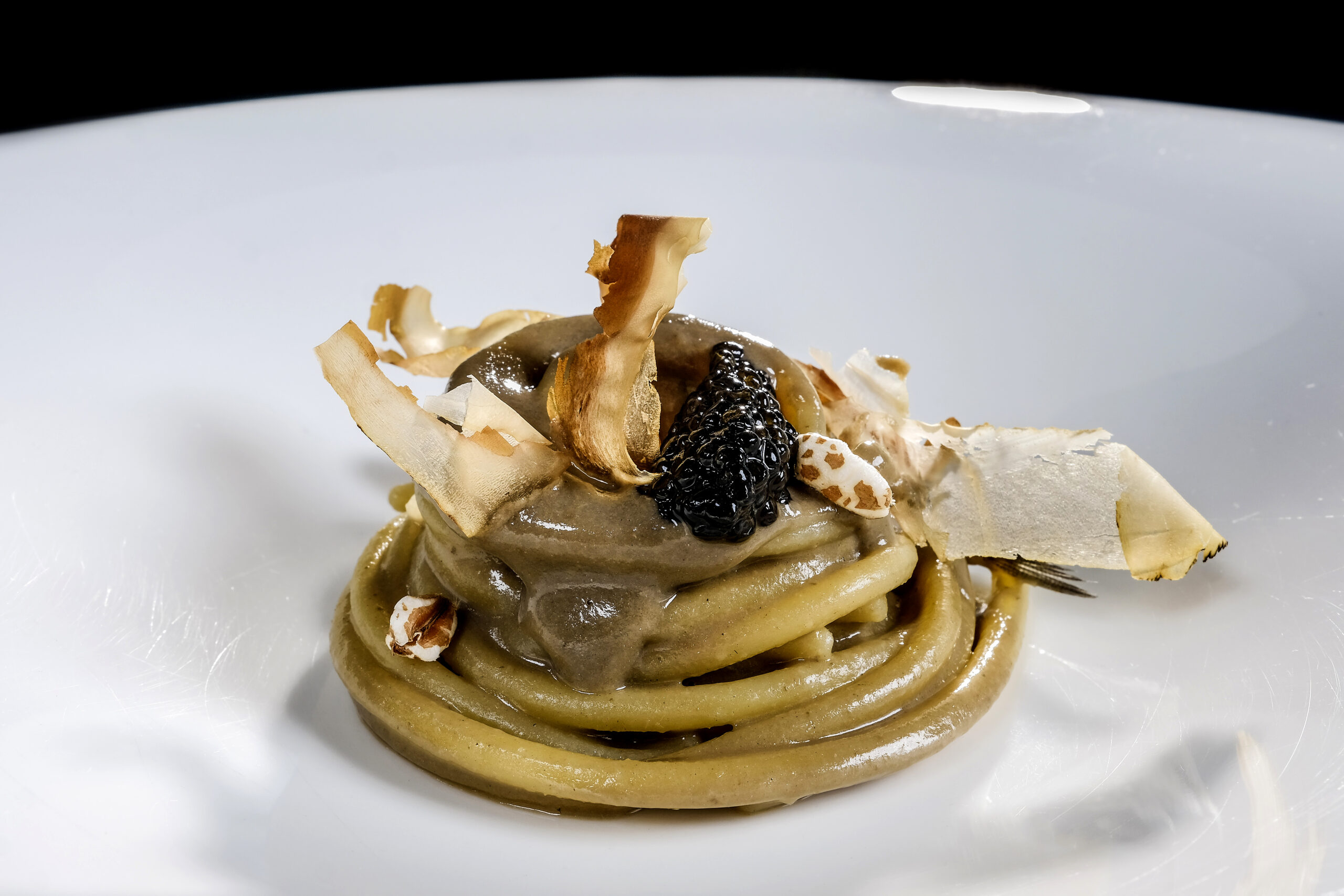 Spaghettone-alle-alici-con-acqua-di-burrata-umeboshi-e-caviale
