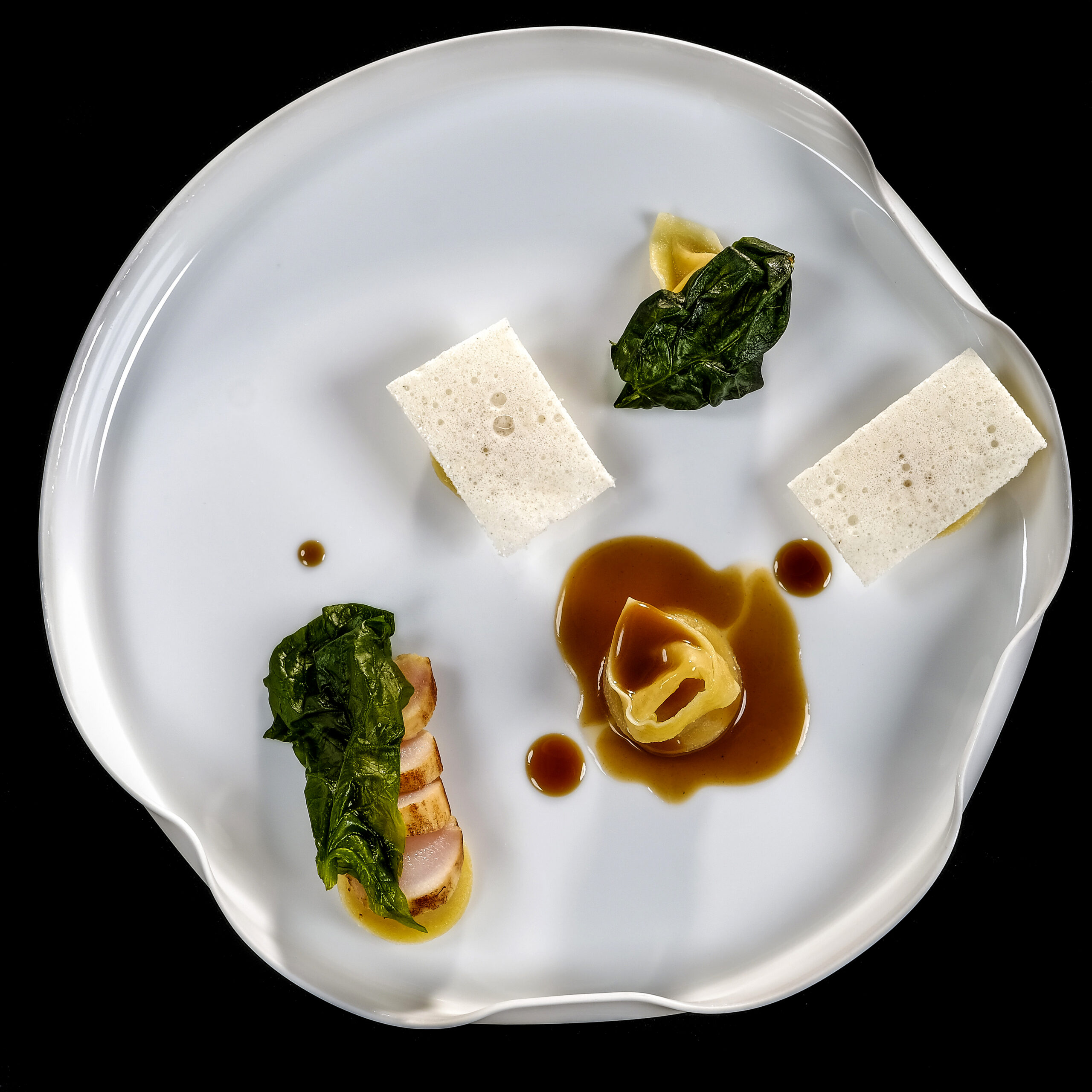 Doppio-raviolo-di-cipolla-e-parmigiano-reggiano-con-coniglio-in-salsa-cacciatora-e-besciamella-croccante7