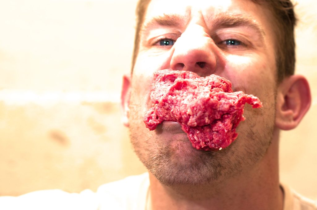 Por qué los seres humanos somos adictos a la carne