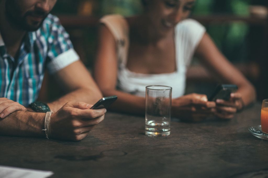 米国の男女カップルの4割は、インターネットで出会っている