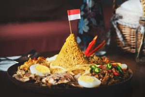​Nasi tumpeng lengkap, simbol masakan khas Indonesia. Foto ilustrasi via Shutterstock.
