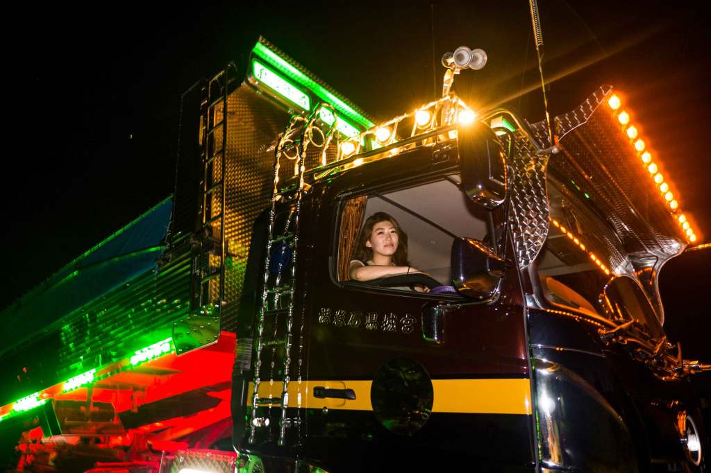 ‘인기 스타’가 된 20대 여성 트럭 운전사의 꿈과 삶