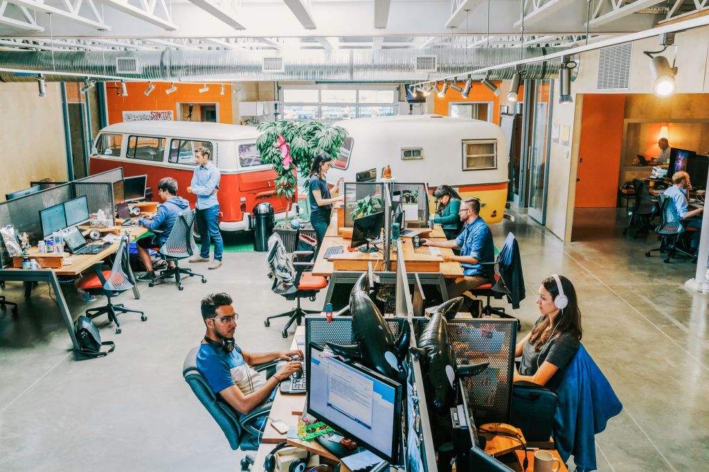 orang-orang yang bekerja di kantor berkonsep open plan