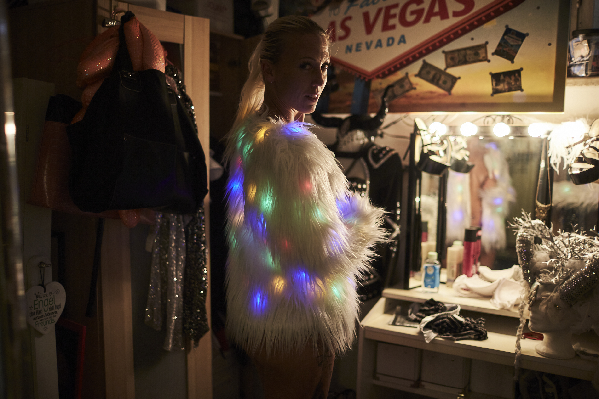 Stripperin leuchtende Jacke