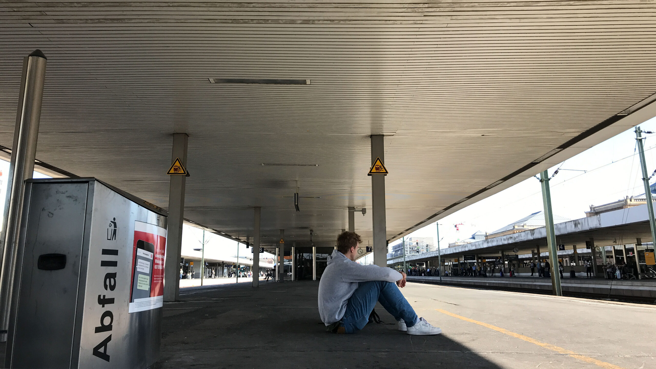 Der Autor sitzend am Bahnhof