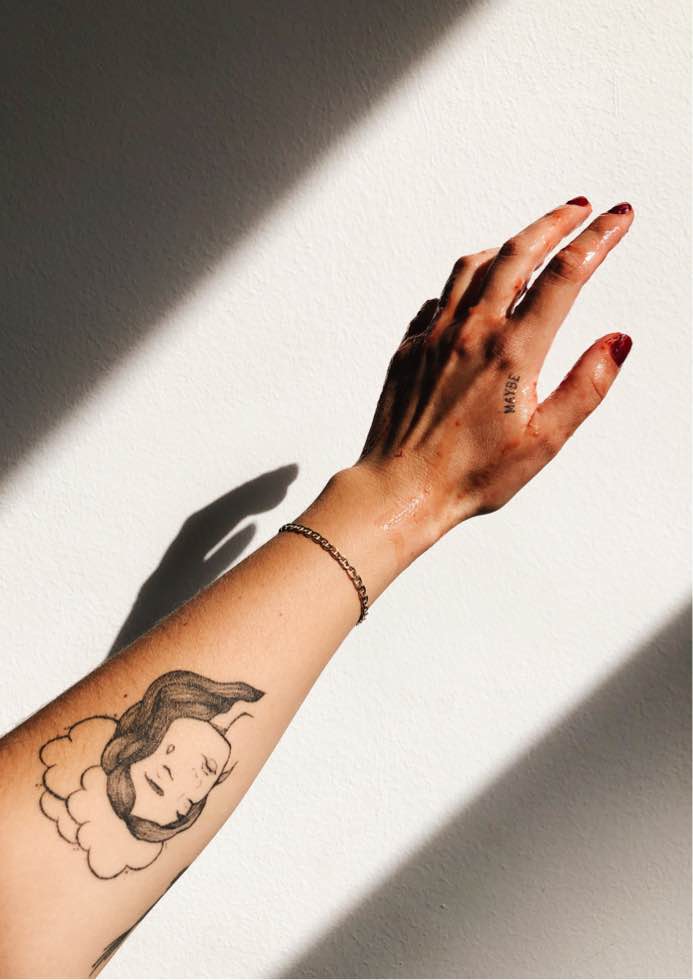 Menstruation: Foto von einer blutverschmierten Hand