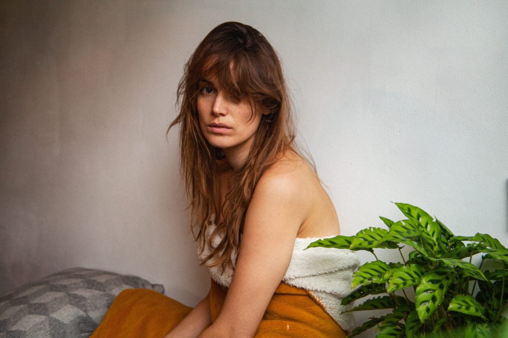 Lize in een bed over haar seks leven