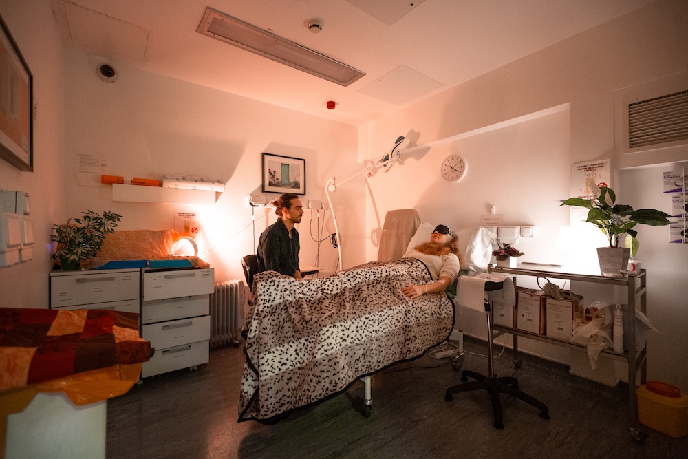 1574917028620-4-Treatment-room-setup-CREDIT-ImperialCollegeLondon__Thomas-Angus